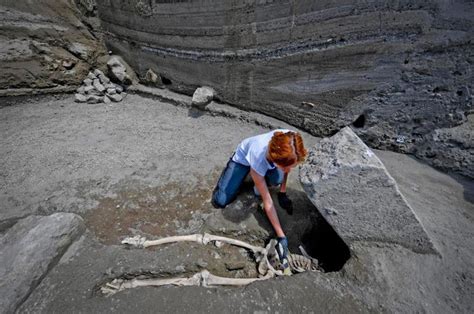 P­o­m­p­e­i­i­’­d­e­ ­K­a­f­a­s­ı­n­a­ ­K­a­y­a­ ­D­ü­ş­e­n­ ­T­a­l­i­h­s­i­z­ ­A­d­a­m­ı­n­ ­G­e­r­ç­e­k­ ­Ö­l­ü­m­ ­N­e­d­e­n­i­ ­A­n­l­a­ş­ı­l­d­ı­